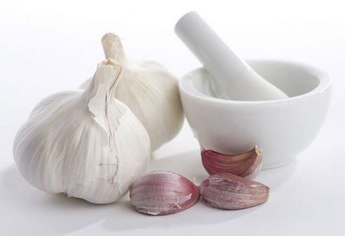 Garlic is a popular remedy for worms in adults.