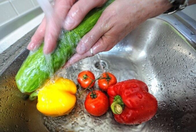 To prevent parasitic infections, it is necessary to wash vegetables before eating them.